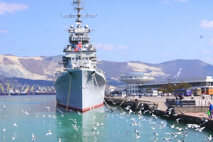 Не нужны ни сайты, ни приложения.